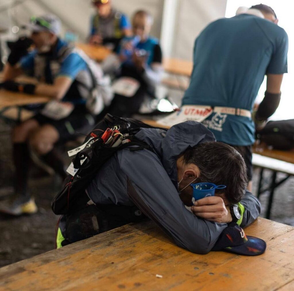 Coureur fatigué ravitaillement UTMB