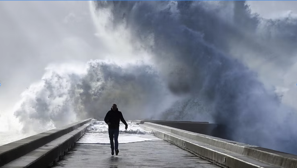 homme dans la tempête